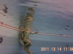 Nastolatka nieśmiała jola pokazuje pipkę